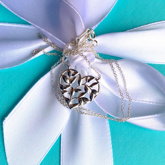 Olive leaf‎ heart